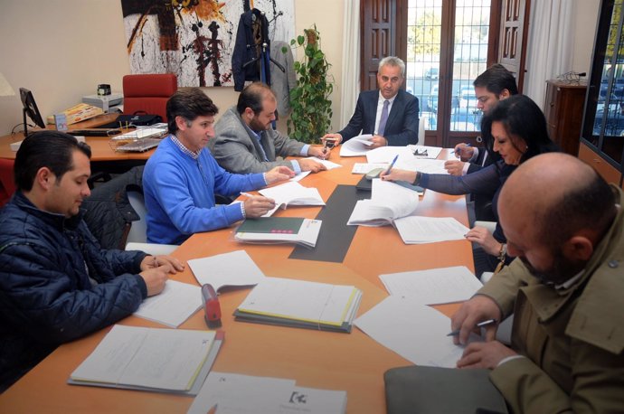 Diputación de Córdoba firma contratos para mejora de carreteras