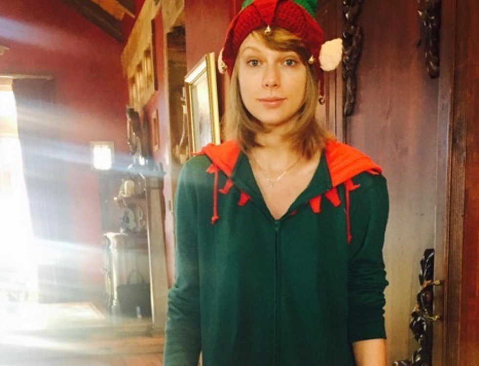 Taylor swift sin maquillaje y vestida de elfo por Navidad
