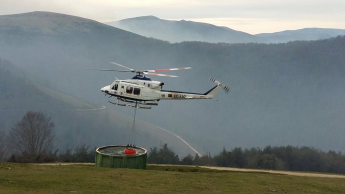 Helicóptero en Bárcena en labores extinción de incendios forestales 