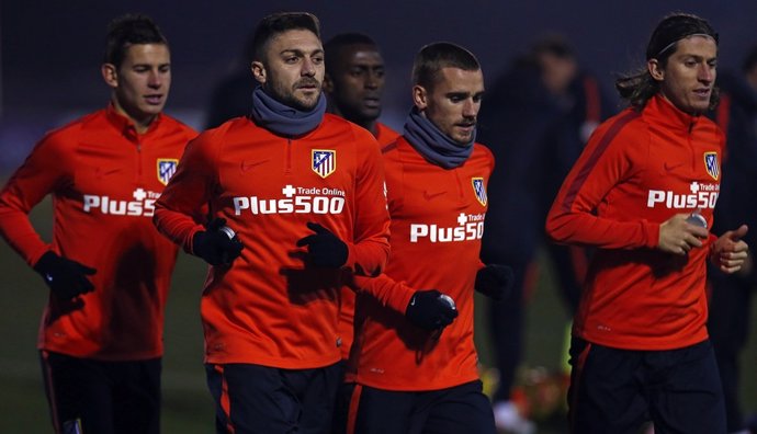 Siqueira, Griezmann y Filipe Luis en un entrenamiento con el Atlético