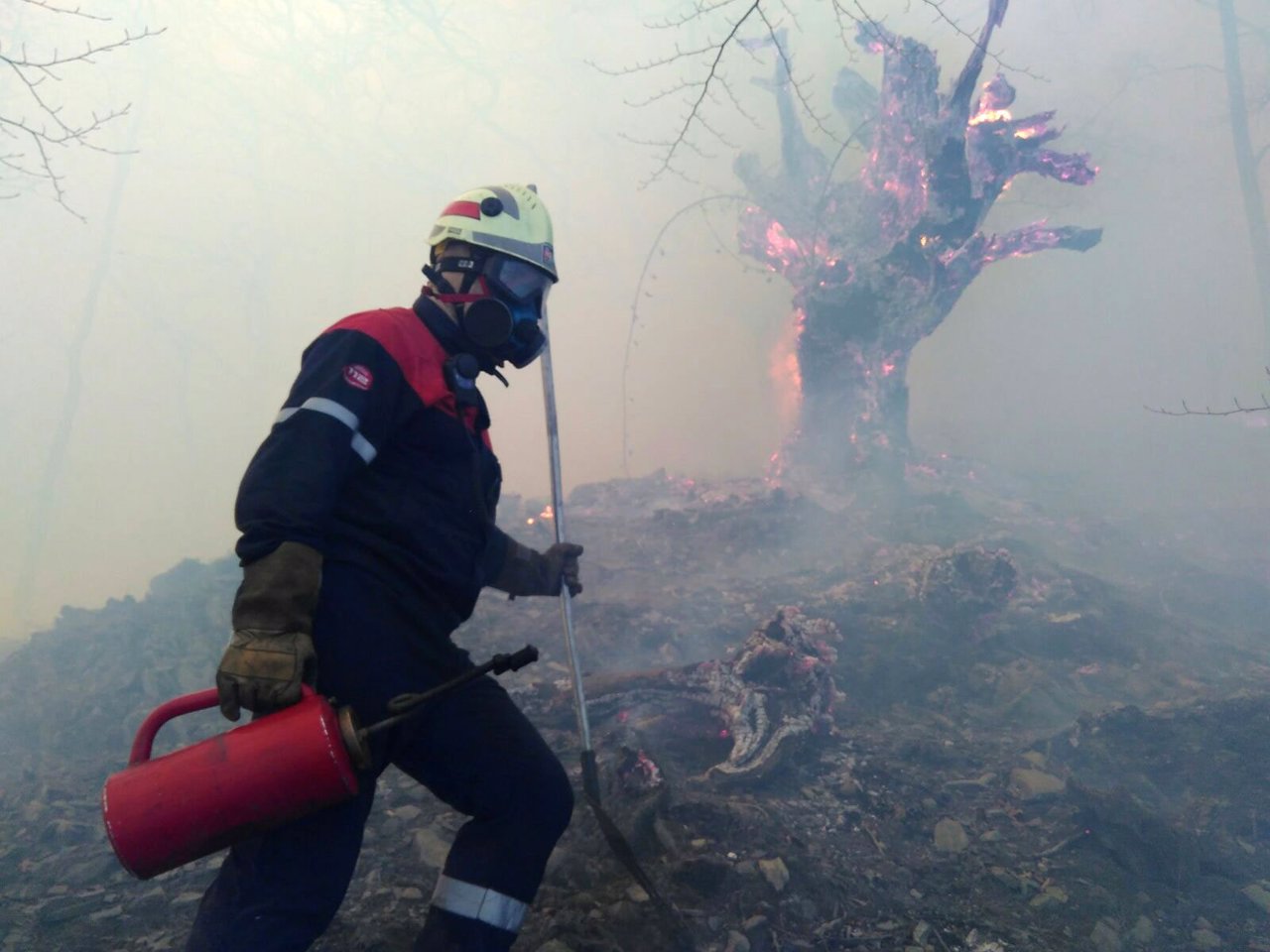 Un bombero participa en la extinción del incendio en Arantza