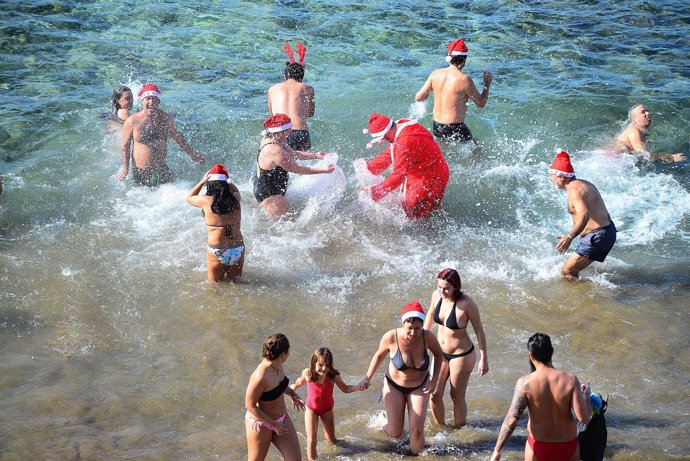 Baño del 1de enero de 2015 en la playa de Las Canteras