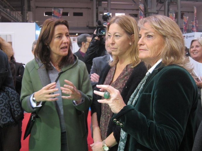 La vicepresidenta Neus Munté y Helena Rakosnik