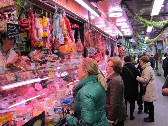 Plaza de abastos. Navidad. Compras. Carnicería. Embutidos