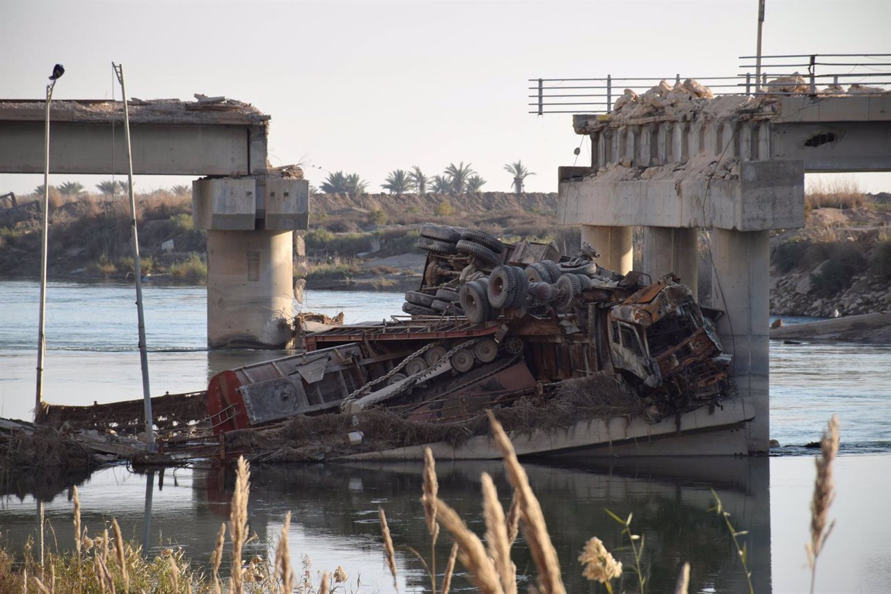 Puente destruido en Ramadi, Irak, el día antes de la toma de la ciudad por las f