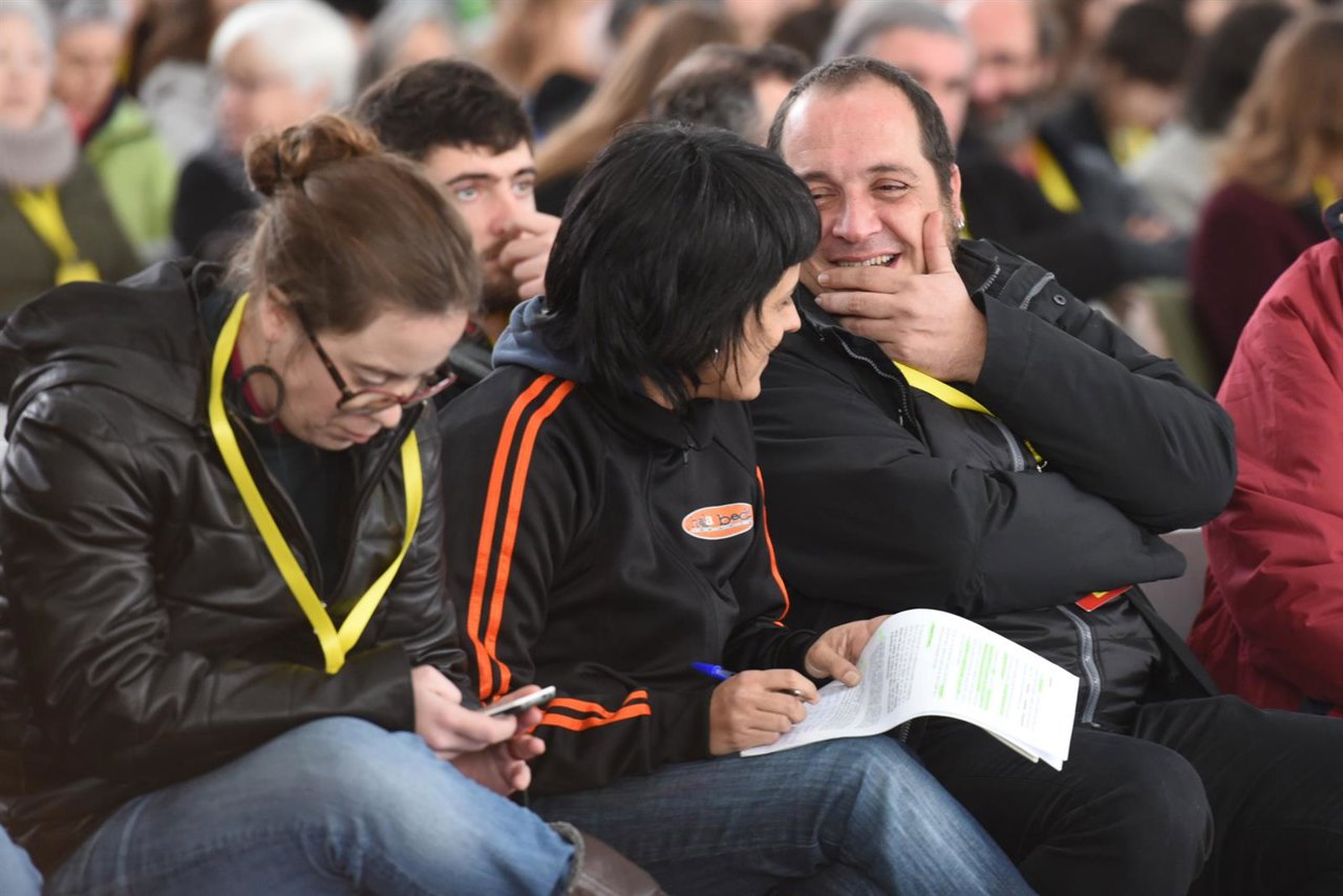 La diputada Eulàlia Reguant y  Anna Gabriel y el exdiputado David Fernández