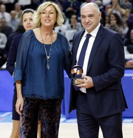 Pablo Laso recibe el trofeo como mejor entrenador de 2014-15