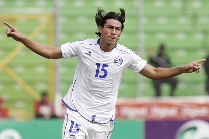 El futbolista Alfredo Pacheco durante un partido de la selección de El Salvador