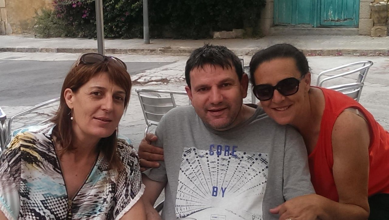 Joan Altisent con sus hermanas