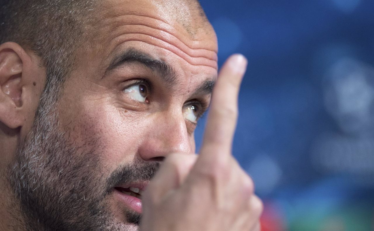 Guardiola gesticula en rueda de prensa