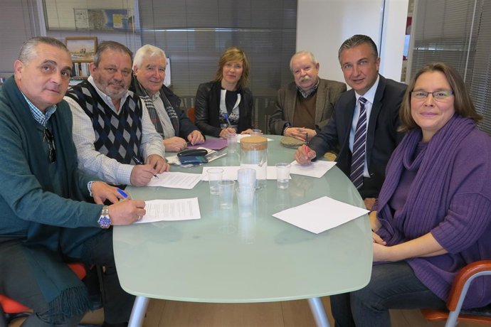 Autores de carnaval y directores de las emisoras de radio firman un acuerdo