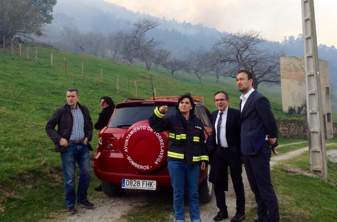 El alcalde de Torrelavega en una zona de incendios 