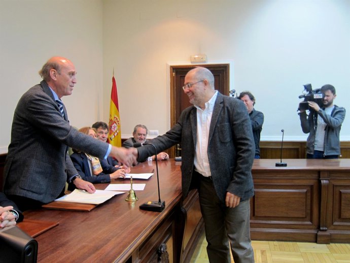 Igea (C's) recibe su credencial de manos de Francisco Salinero. 