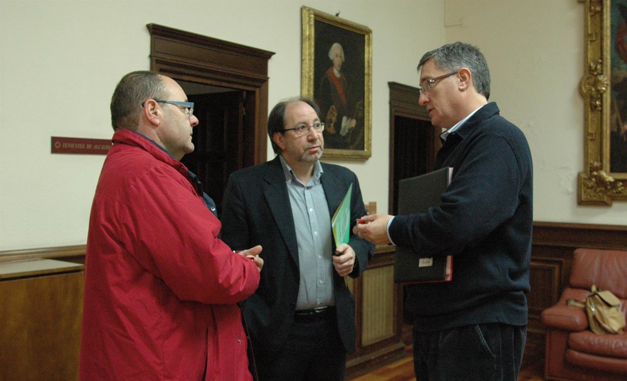 Morro (PSOE), Julio Esteban (PAR) y Manuel Blasco tras la junta gobierno.
