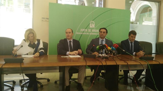 El consejero de Turismo junto a los representantes de Diputación y Ayuntamiento.