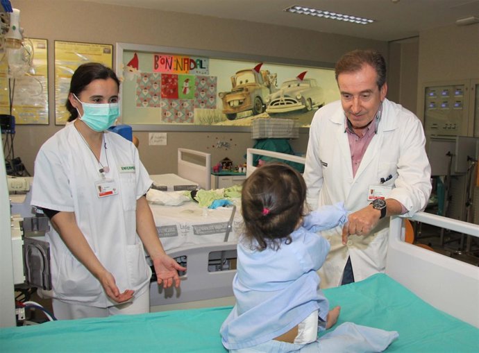 Médicos con un niño hospitalizado en La Fe
