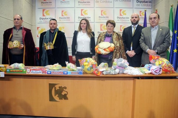 Barbero (centro) presenta la actividad de entrega de regalos