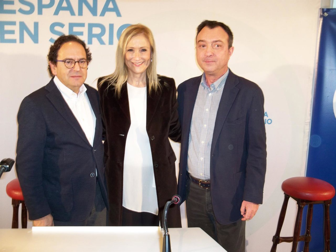 Manuel Cobo (derecha) durante un acto de campaña