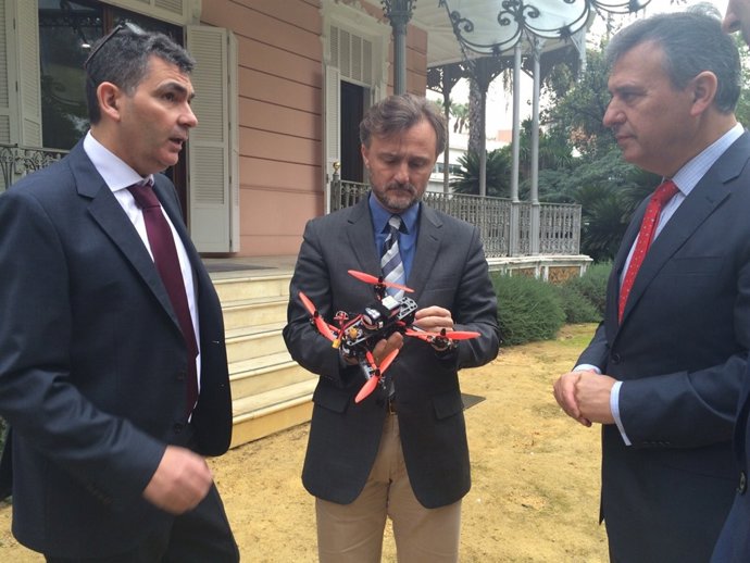 José Fiscal, en el centro, con el dron para el seguimiento de linces