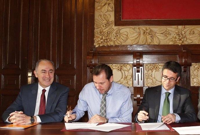 Antonio Gato, Óscar Puente y Celiano García en la firna del convenio