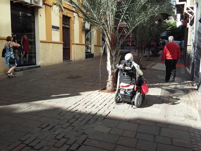 Una persona en silla de ruedas paseando por Santa Cruz
