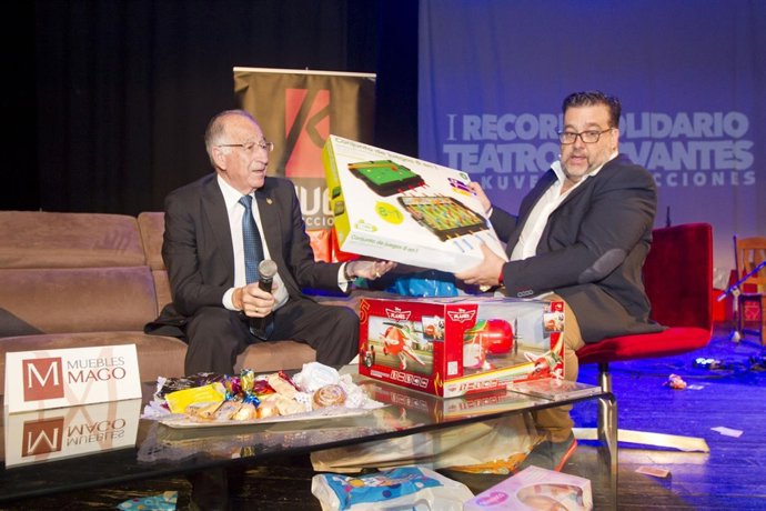 El presidente de la Diputación en la Gala Solidaria del Teatro Cervantes.