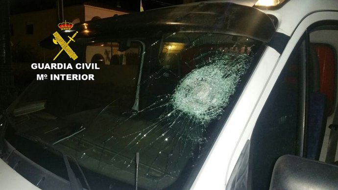 Uno de los turismos dañados por las piedras lanzadas