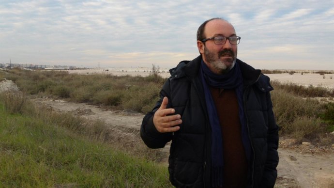Pedro Jiménez (IU), en las balsas de fosfoyesos. 