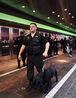 Policía Argentina En El Teatro En El Que Encuentran Una Bomba