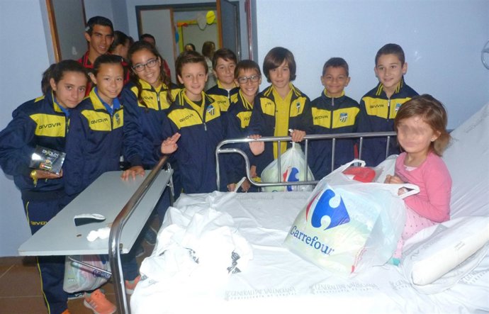 Los jugadores del SPA visitan a una de las niñas ingresadas