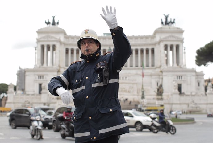 Policía de tráfico en el centro de Roma