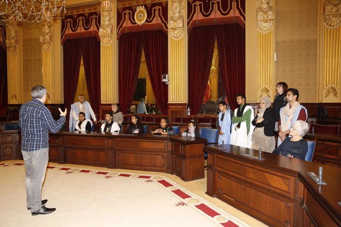 Niños sentados en los escaños del Parlament
