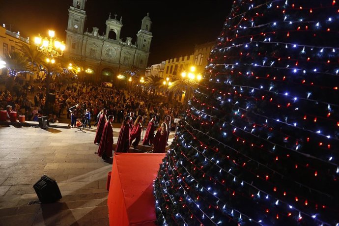 Encendido navideño en la plaza Santa Ana