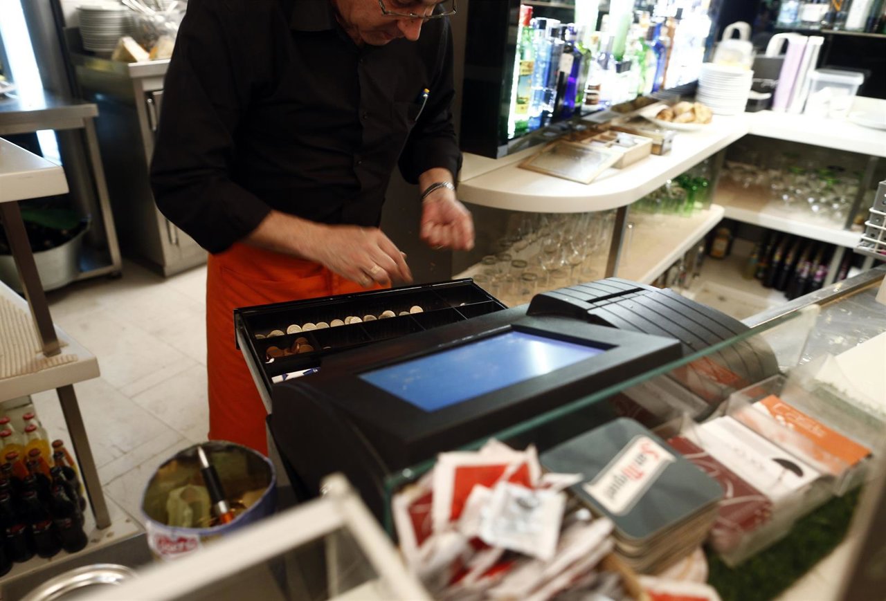 Caja, cobrar, cobro, cobrando, trabajador, trabajando, camarero