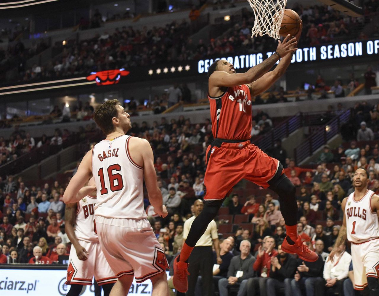 DeRozan anota ante Pau Gasol