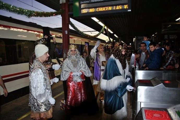 Los Reyes Magos llegan a la estación de Irun