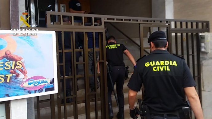 Entrada y registro de los agentes de la Guardia Civil