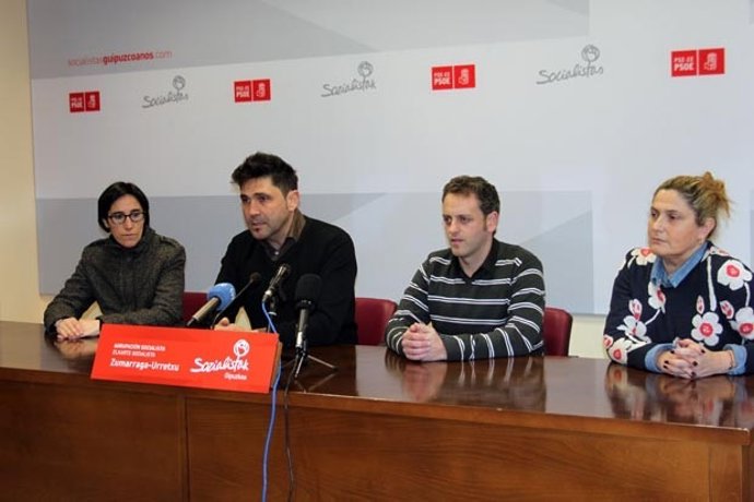 Mikel Serrano y representantes socialistas de Sasieta