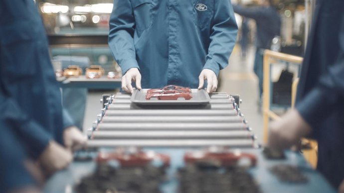 Ford España dona coches de juguete a ONG infantiles de Valencia y Madrid