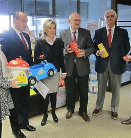 Donación de juguetes y alimentos en la Delegación del Gobierno