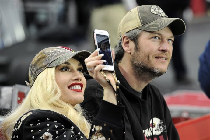 La ex de Blake Shelton sigue en twitter a Gwen Stefani 