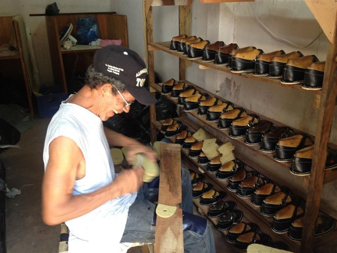 Empleado de una de las cooperativas de calzado