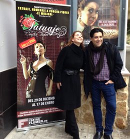 Aurora Frías y Jose Sáiz posan junto al cartel del homenaje a Concha Piquer
