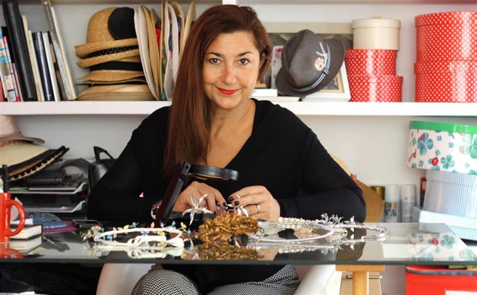 La diseñadora Patricia López de San Román en su taller de Sevilla. 