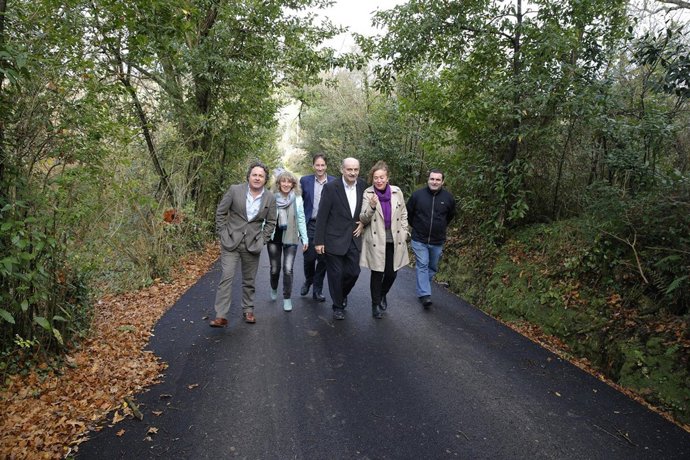 El consejero de Obras Públicas en Comillas