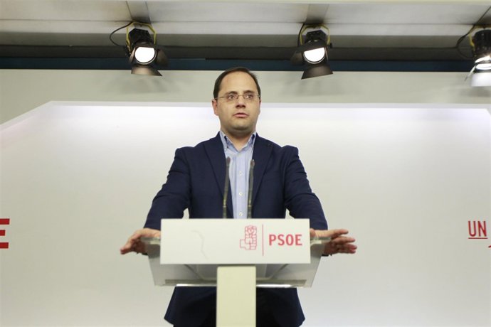 César Luena en rueda de prensa tras las elecciones