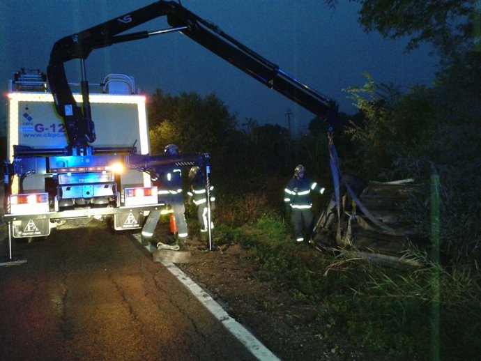 Bomberos rescatan al conductor de un vehículo siniestrado en Algeciras