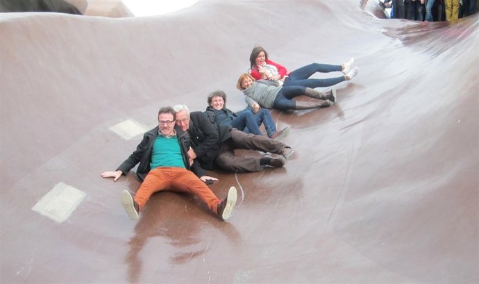 Ribó y parte del Gobierno municipal se deslizan por un tobogán del Gulliver