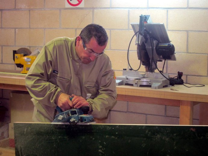 Participante en curso de carpintería