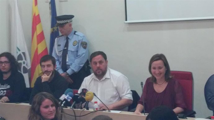 Oriol Junqueras y su sucesora como alcalde de St.Vicenç dels Horts M.Aymerich